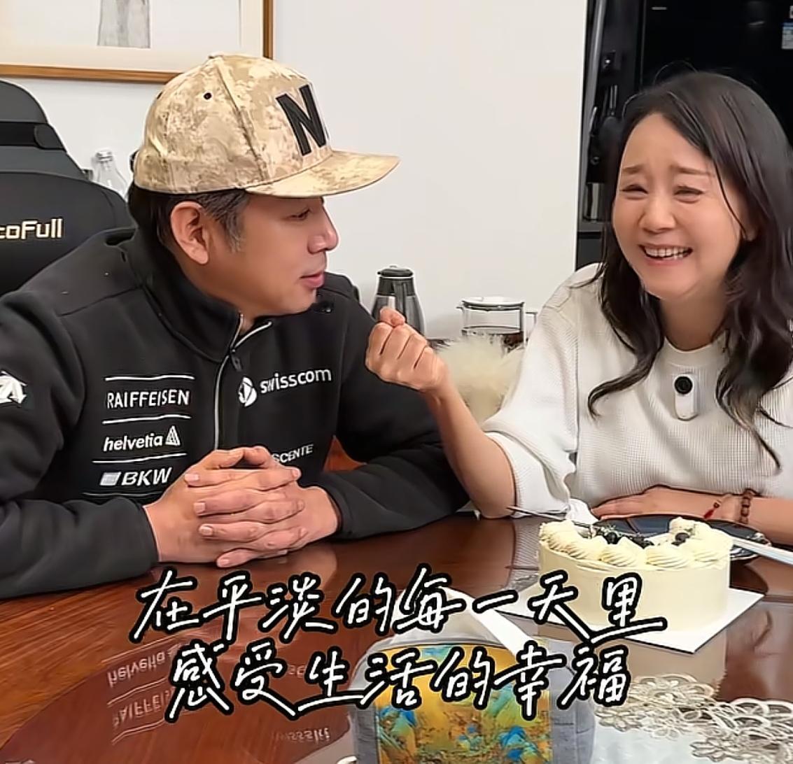 12月11日，演员王一楠晒出视频，为老公高鑫庆祝49岁生日，两口子可真是浪漫啊！