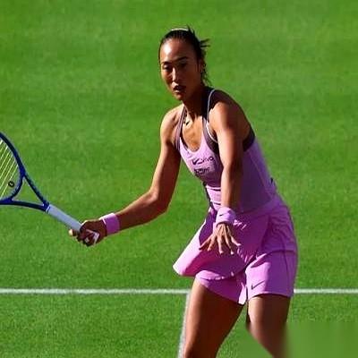 那个替中国拿下史上第一枚奥运网球女单金牌的郑钦文，你猜她现在在干嘛？她居然在打