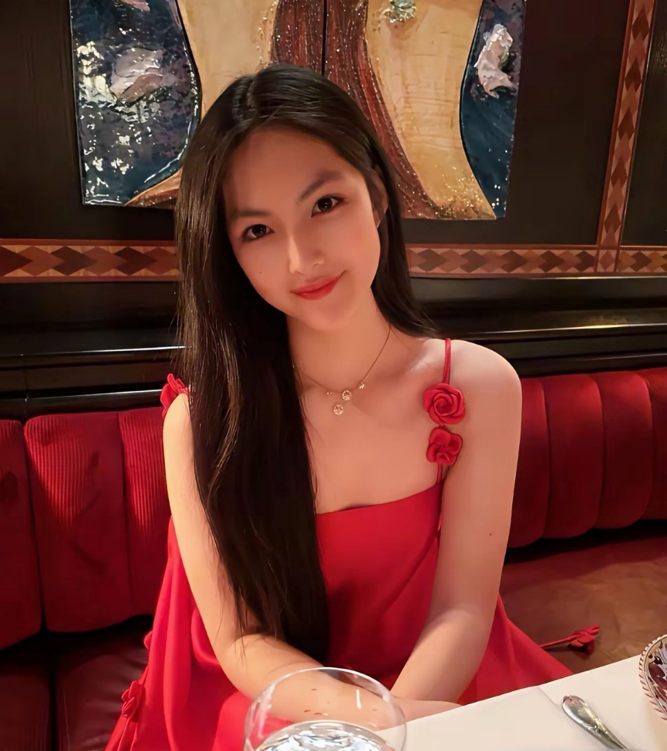王诗龄越来越好看了，果然是女大十八变，一身红裙皮肤白皙，没见过这么漂亮的女孩子！