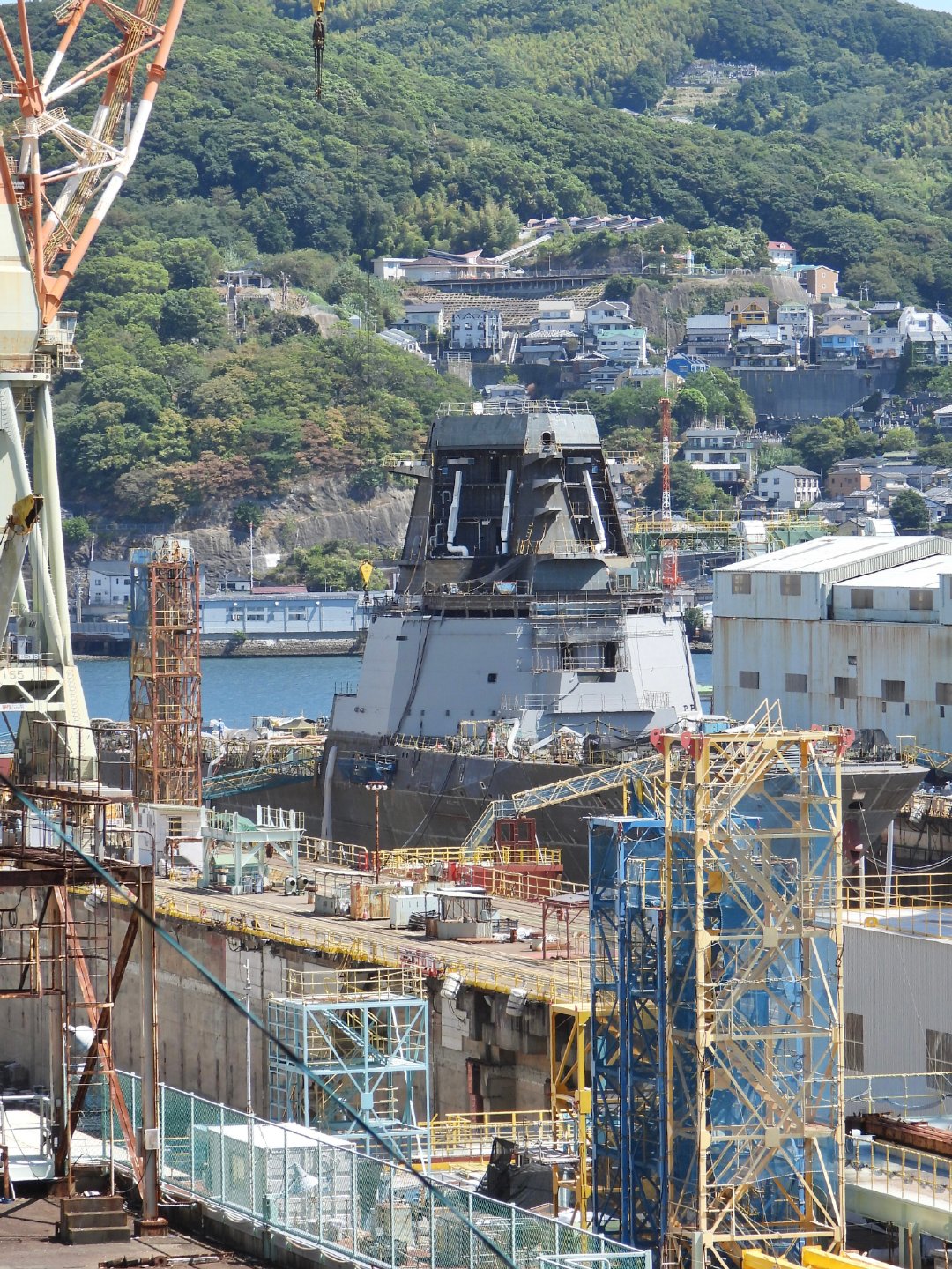 日本海上自卫队的宙斯盾系统搭载舰建造迅速。通过网络用户拍摄的照片，该舰搭载AN/SPY-7雷达的基座