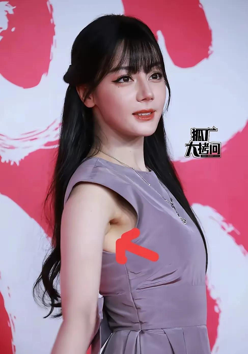 迪丽热巴身上多了股“人妻味”，明明没结婚、没生娃，可路透图一出，就像刚哄完孩子赶
