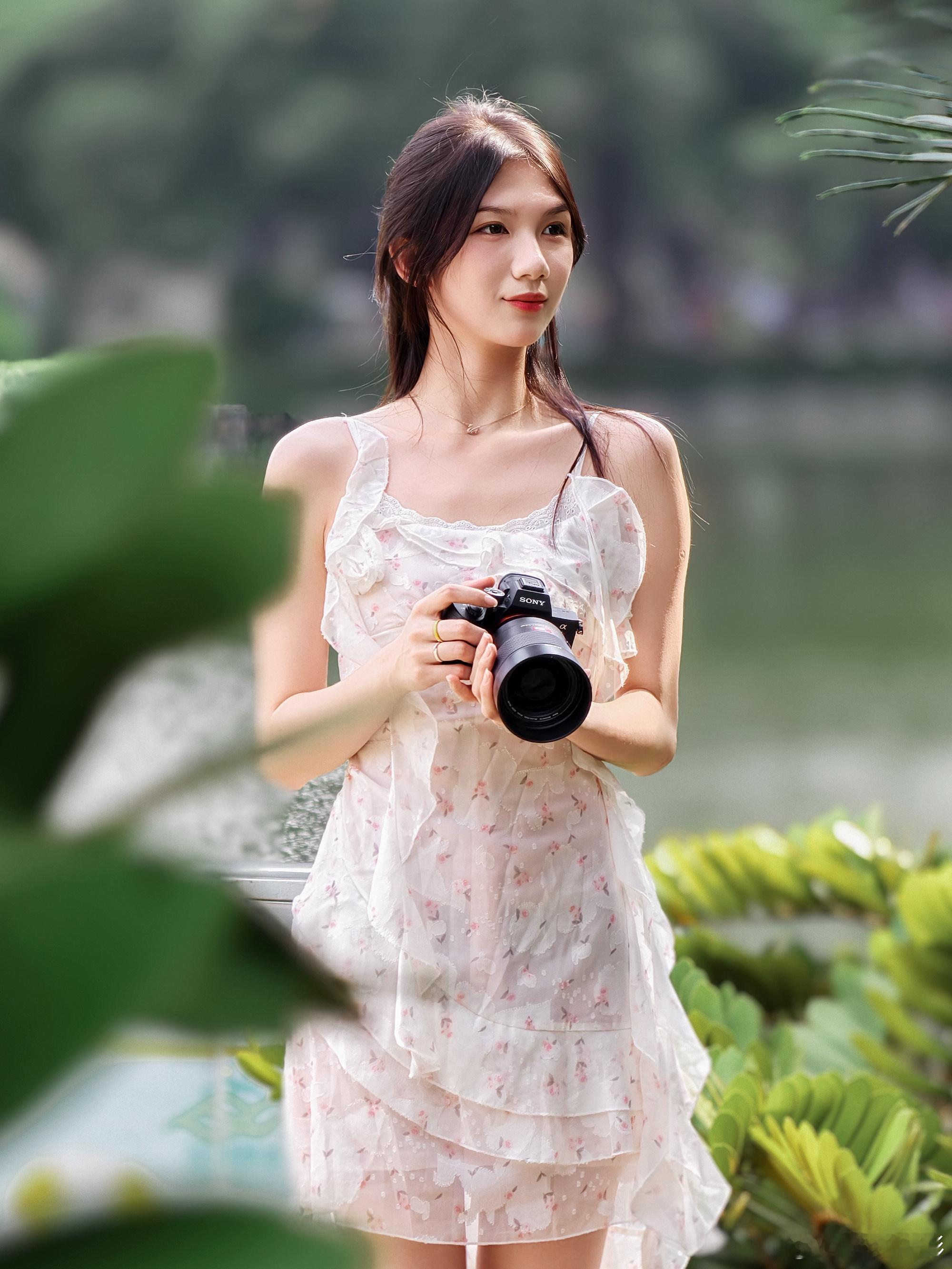 vivo在流花湖苏铁园捕抓到一枚夏日小碎片✨碎花裙和漫出来的绿意真的太搭，原来说