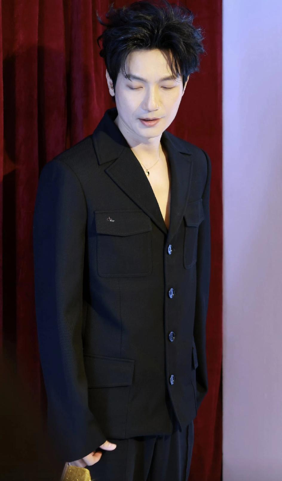 是谁让陈楚生穿的深V真空西服啊，有点违规了吧[捂脸哭]，演唱会上都没穿这么深的，