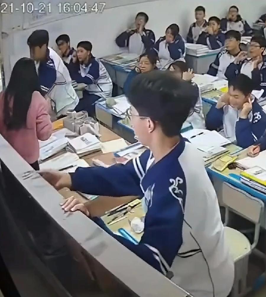 黑板脱落两学生挺身护女老师。讲台旁边左右男护法，这个座位位置，不是心腹大患就是学