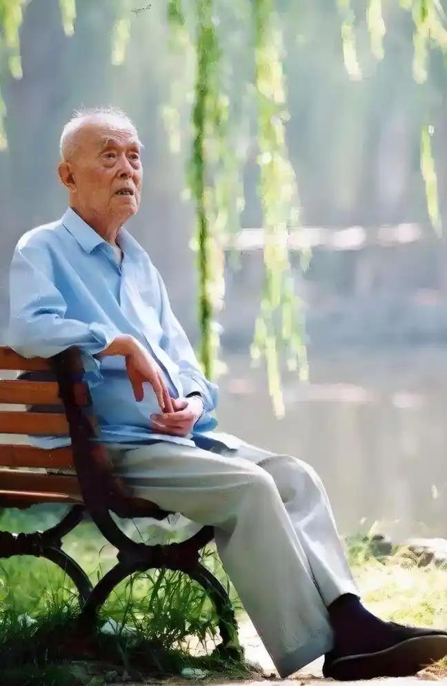 一位长寿老人说：“千万不要盼着自己活到100岁，也不必活到90岁以上，到