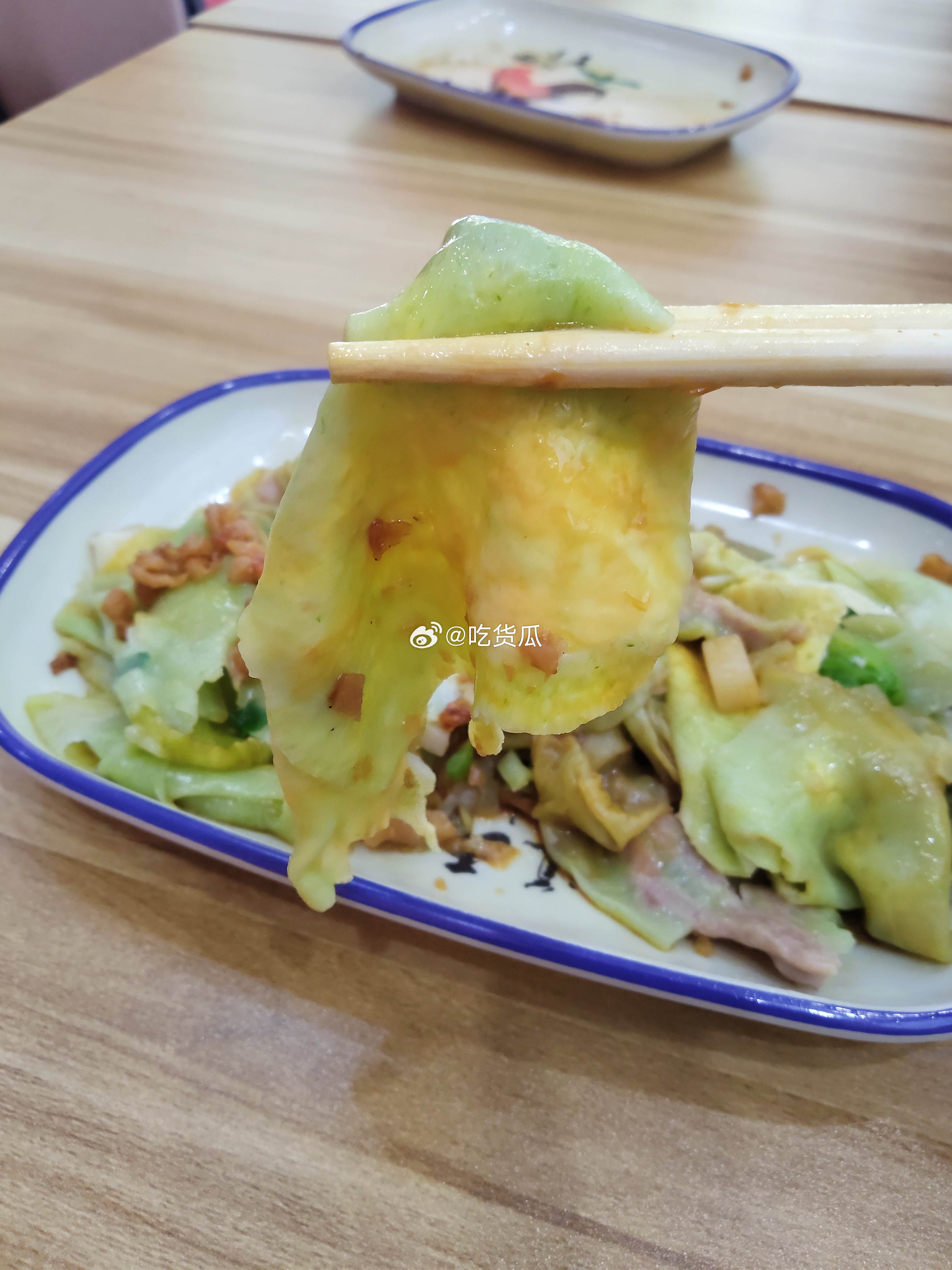 不知道从什么时候开始，汕头的肠粉开始脱离猪牛鸡三种传统馅料，开始往奇奇怪怪的方向