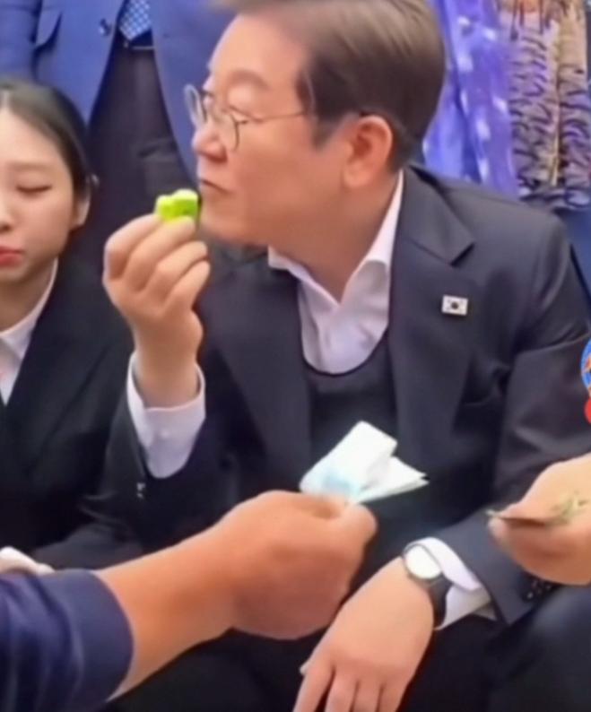 今天早上最大的收获是，李在明蹲在地下买地摊货，他拿起一根黄瓜，用手抹了抹，然后就