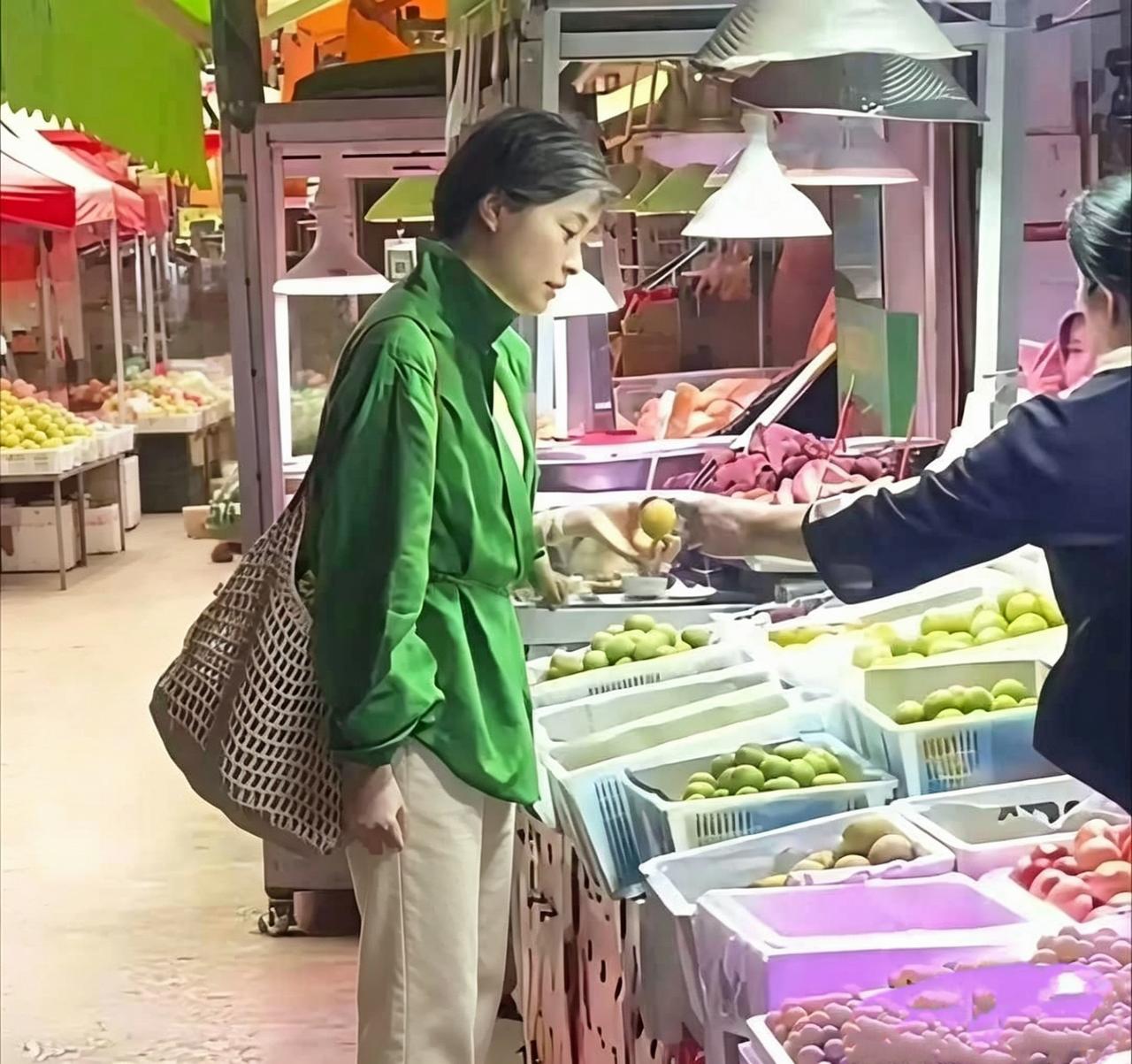 52岁吴越素颜逛菜场，满头白发却活成人间清醒吴越，素颜出门，穿着朴素逛菜场