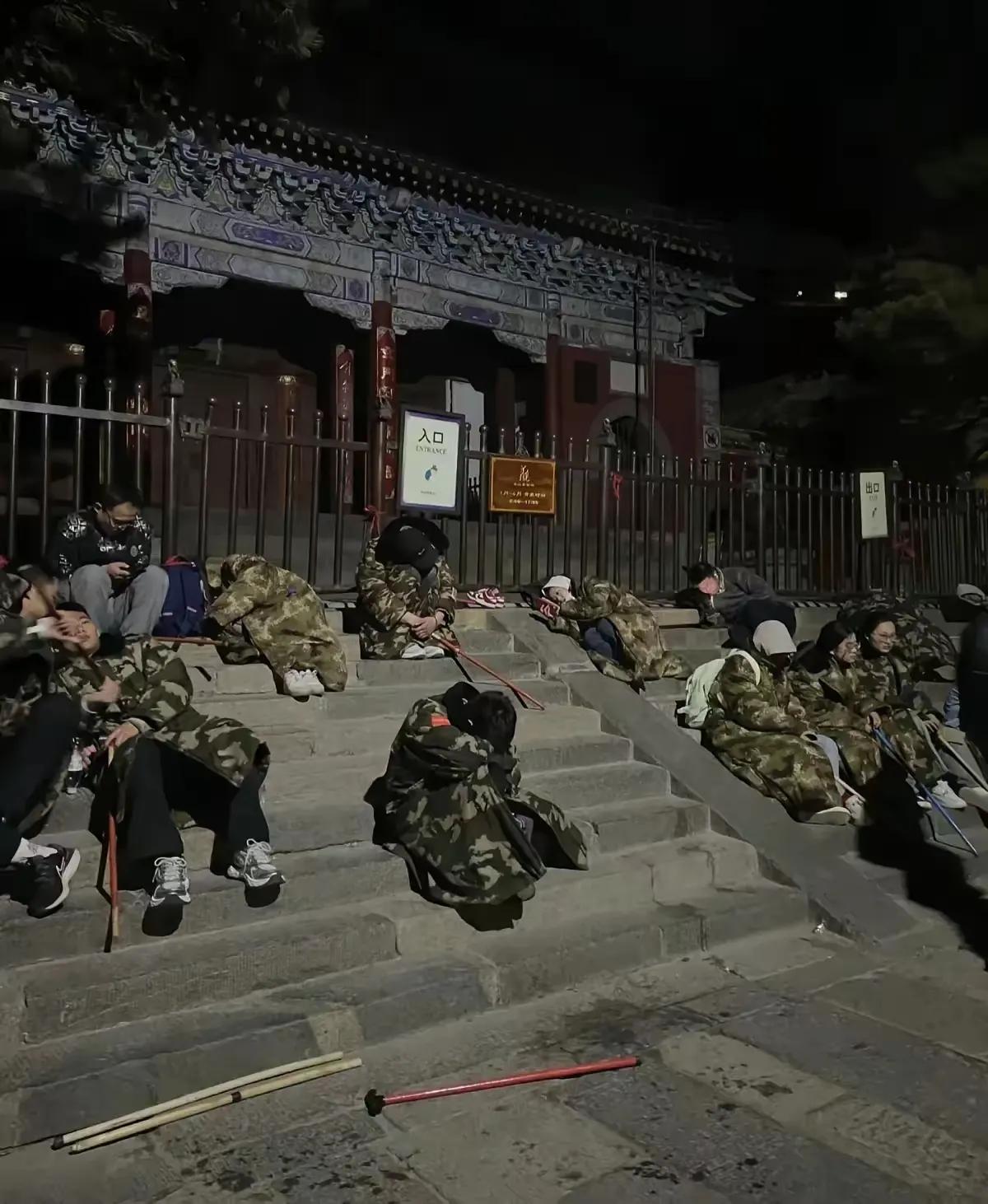 五一爬泰山这些人，是不是吃多了撑的[捂脸哭]上去就下不来了，体力和体能都那么差，一