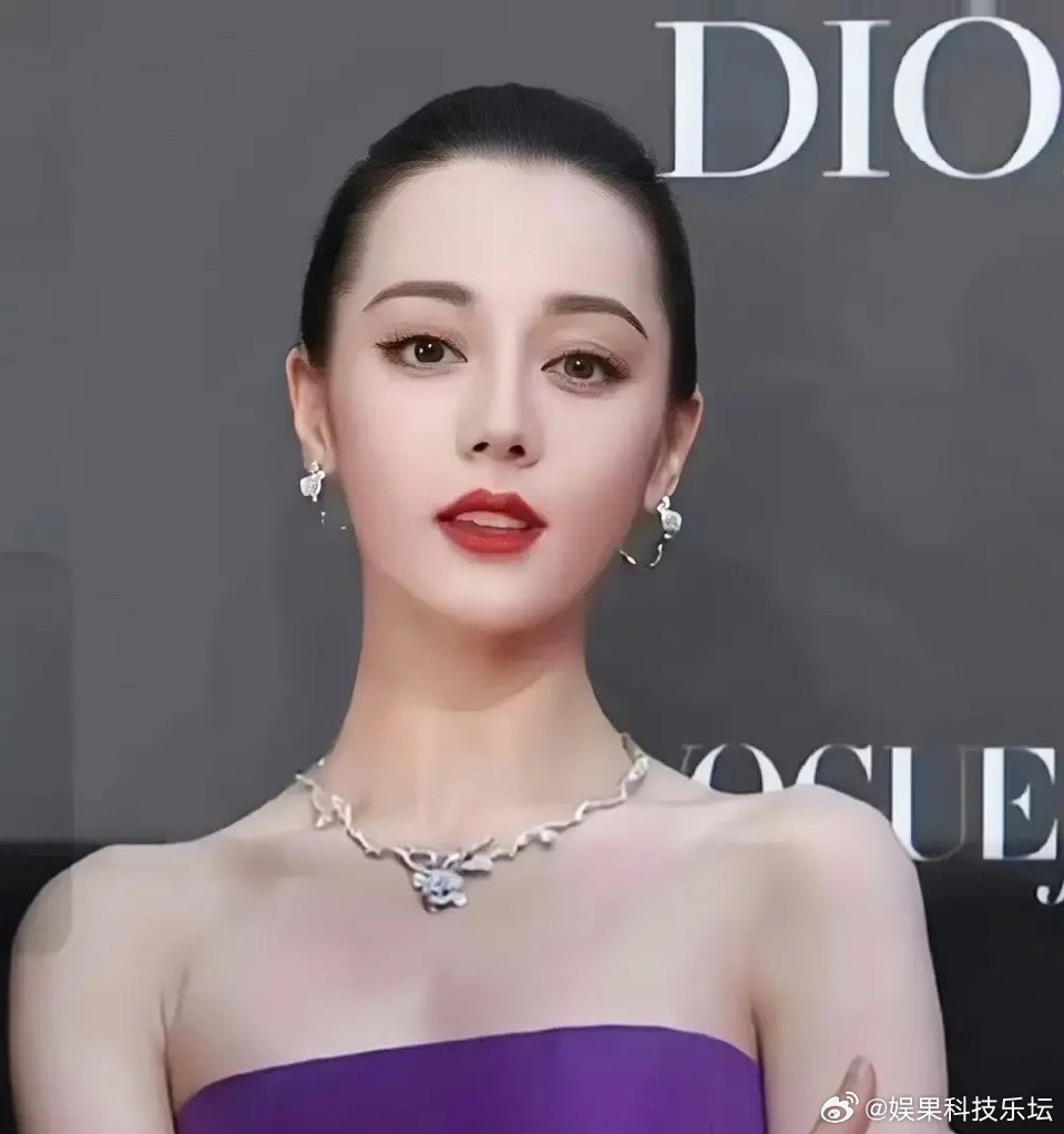 迪丽热巴和刘诗诗同款大光明，谁更扛得住这个造型？