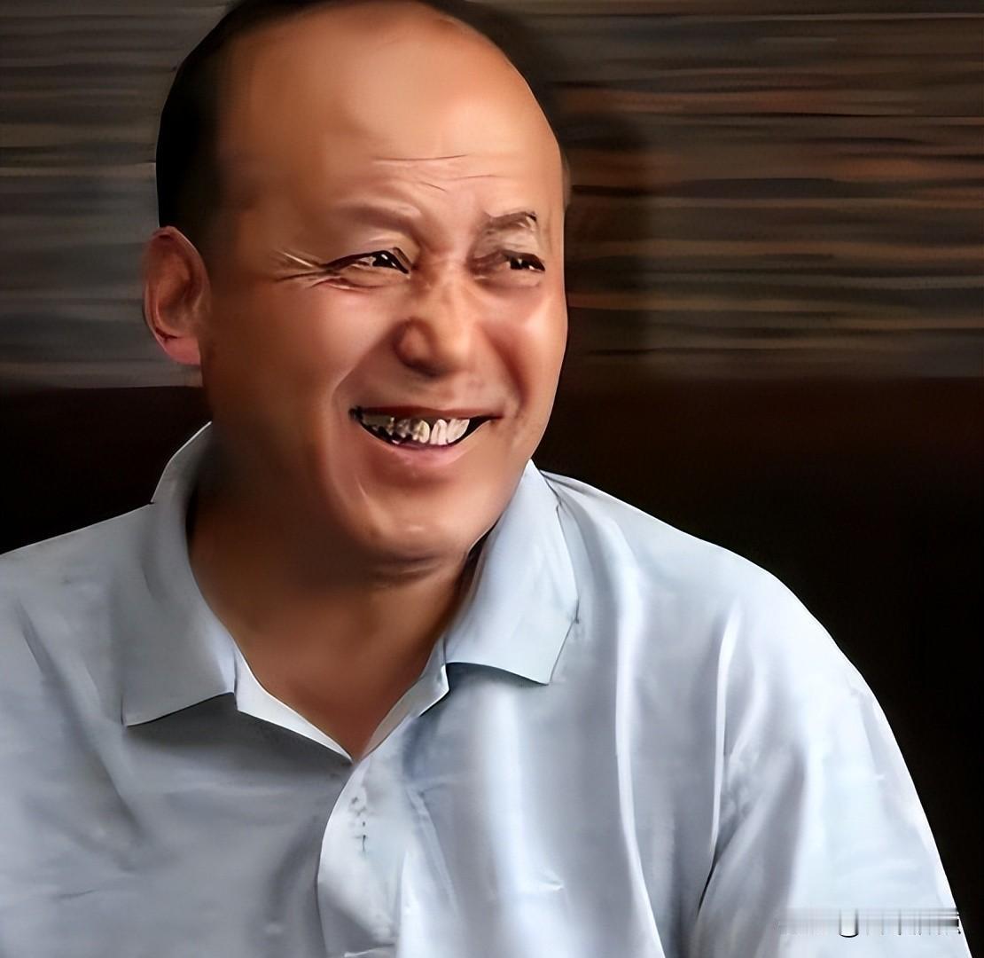 七旬郭达爬八楼买菜，春晚笑星哪去了？他连电梯都不愿装。郭达今年七十，在西安一个