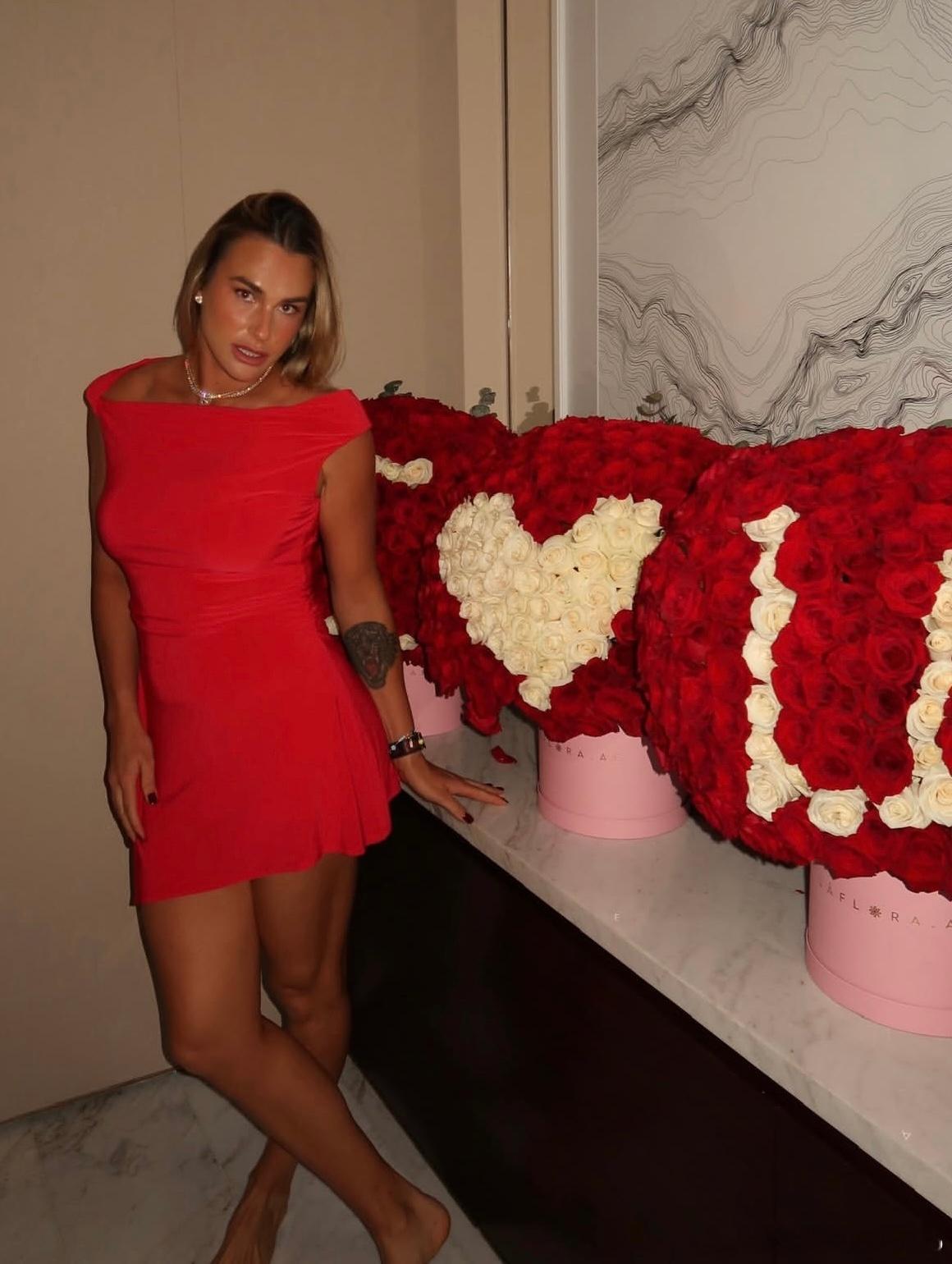 萨巴伦卡情人节秀恩爱👩❤️💋👨和男朋友一起度过，大大的花束I❤️Uwta