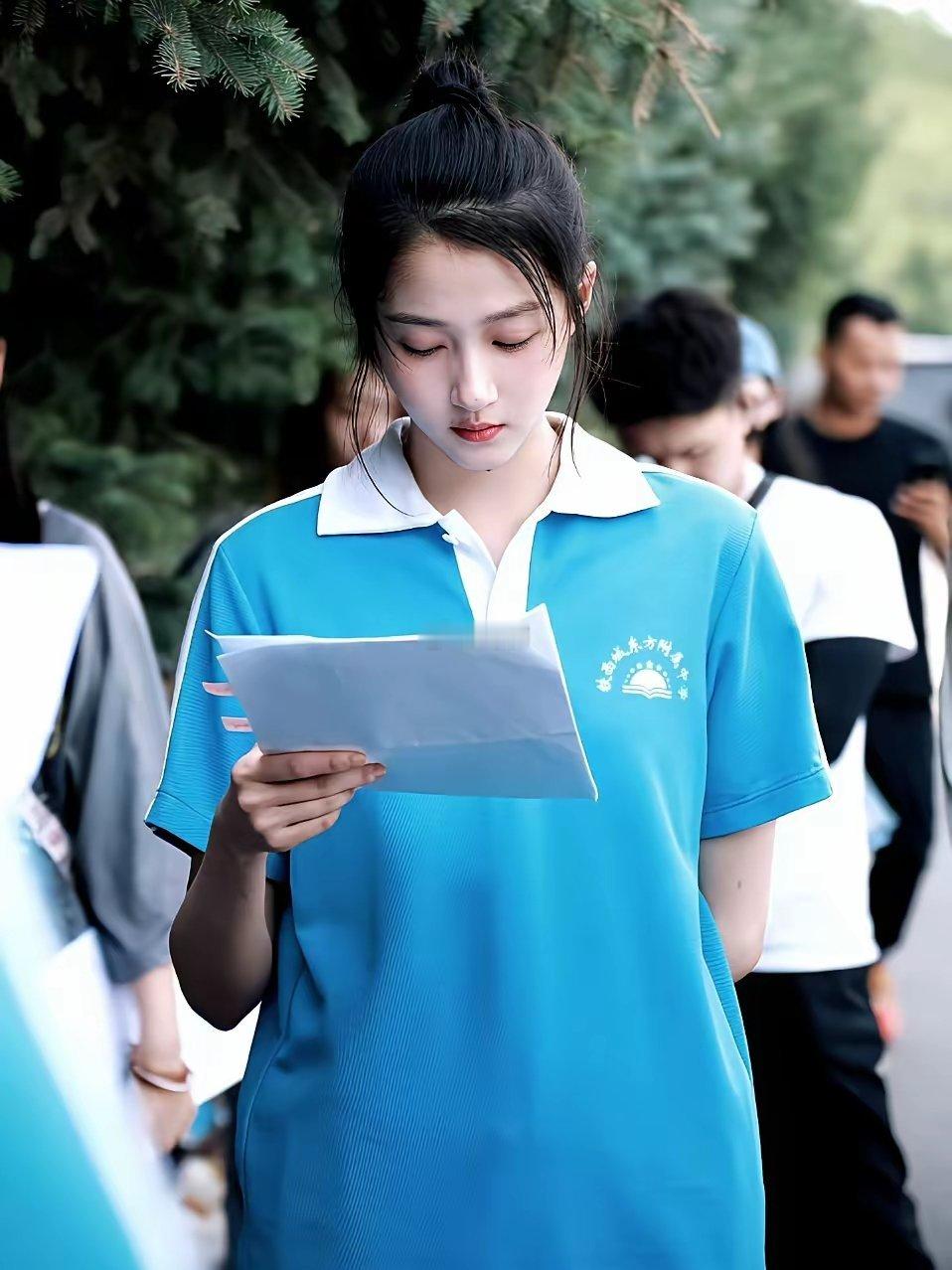 同样是95花，关晓彤和孙千的路，差的根本不是颜值。28岁关晓彤骨相绝、身材拔尖，