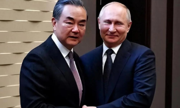 “中立”将付出代价？美国错判中俄关系，恐怕要搬起石头砸自己美国盯上了一个危险假