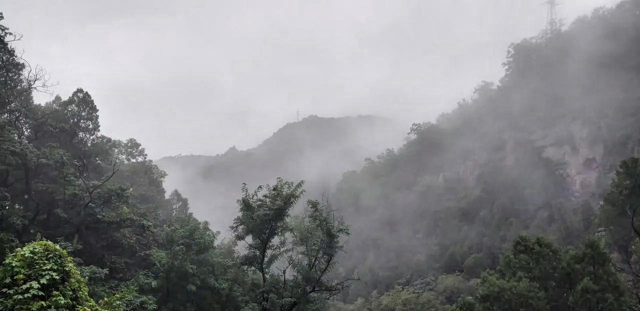 泪目！6名退休老师去贵州旅游，突遇大雨，在一农户家躲雨，主人家做了9菜1