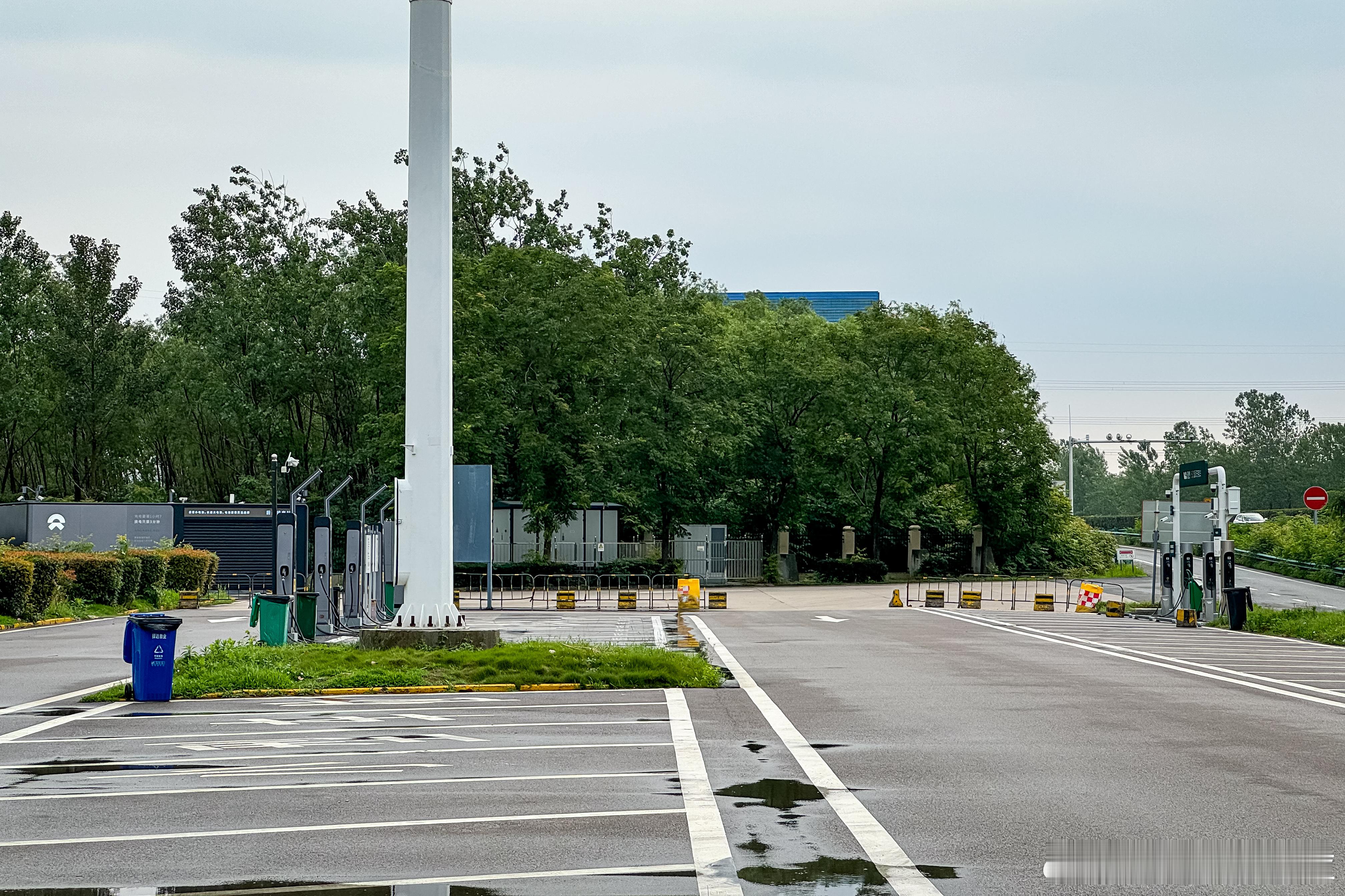 蔚来和理想应该是高速服务区建桩最认真的两家车企。在这个安徽官塘服务区直接面对面建