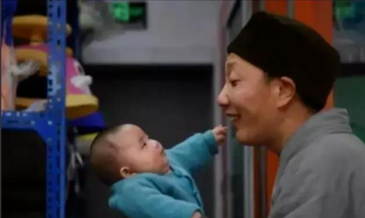 一和尚开着豪车，带孕妇和孩子到医院生孩子，医生问：父亲是谁？和尚双手合十：是我。