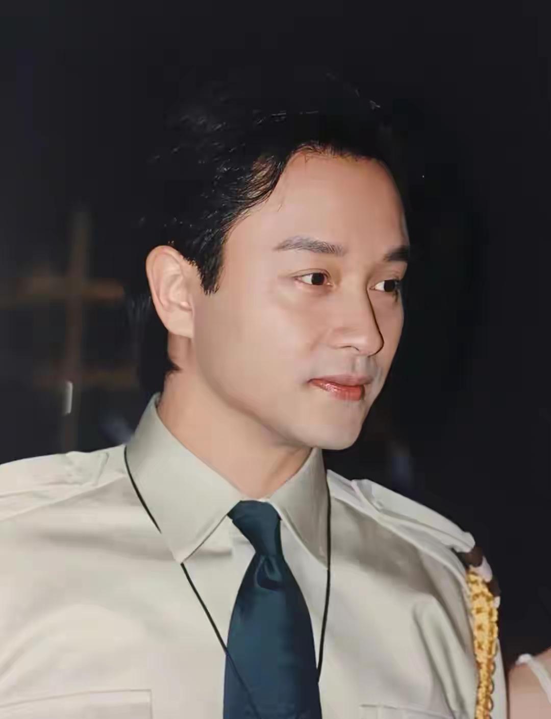 张国荣的美独具特色。被称为男人中唯一的绝色，他五官精致，是极上之精品。鼻直囗方，