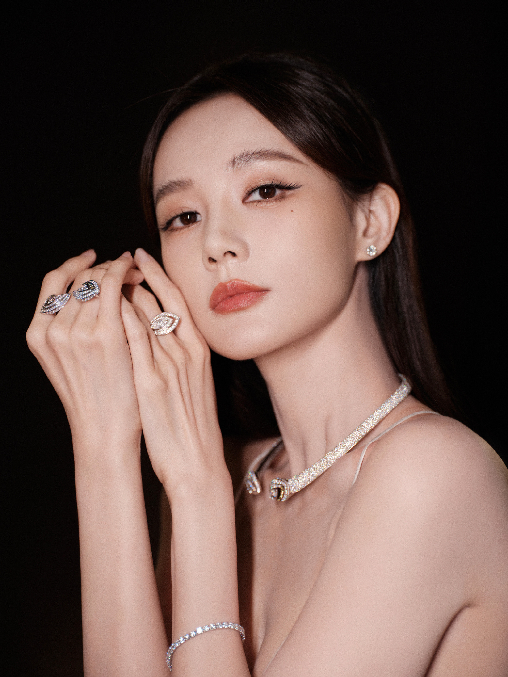 李一桐：清澈优雅，波光粼粼的浪漫。李一桐