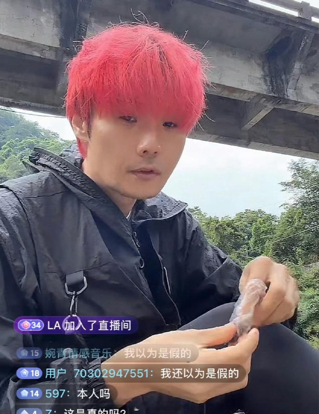 这是唱歌那个李荣浩吗以为是李荣浩高仿网友：这是唱歌那个李荣浩吗？李荣浩：是我是