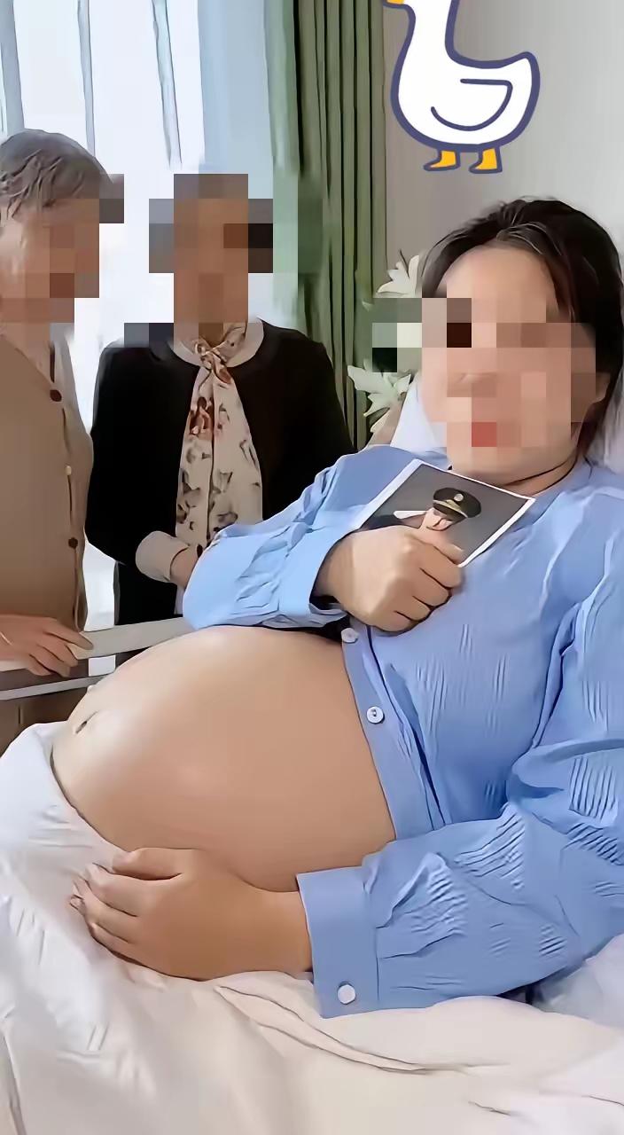 军嫂在医院里等待分娩，却传来了老公在执行任务时牺牲了，军嫂虽然是悲伤万分，但是为