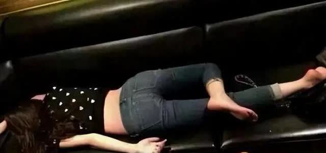 吉林，一老板在KTV唱歌时，发现点歌的女子长相不错，遂出手阔绰，转账给对方300