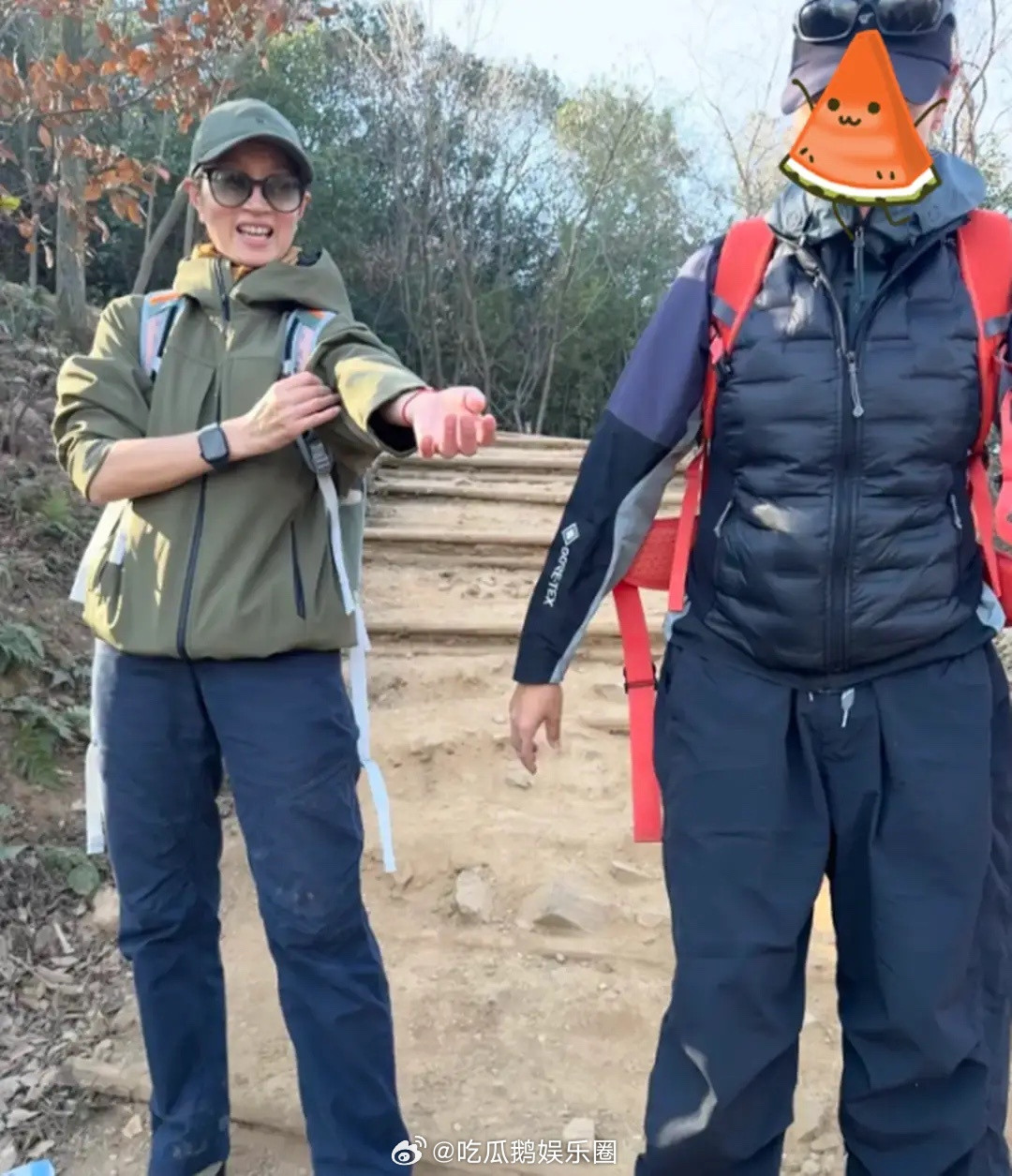 偶遇朱亚文妻子，42岁沈佳妮有6个耳洞，一点妆不化但仍一眼惊艳！