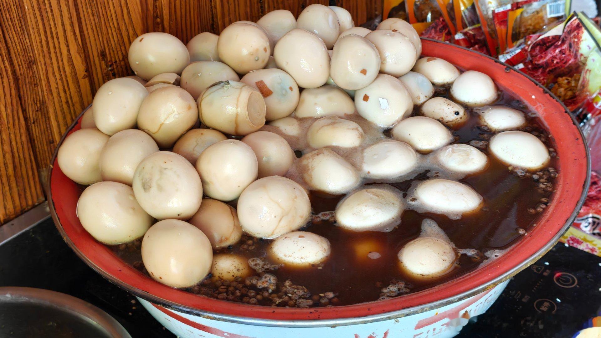 登封烧饼夹豆干夹鸡蛋，再配上一碗加胡辣汤！香！白话好吃的登封·高记烧饼