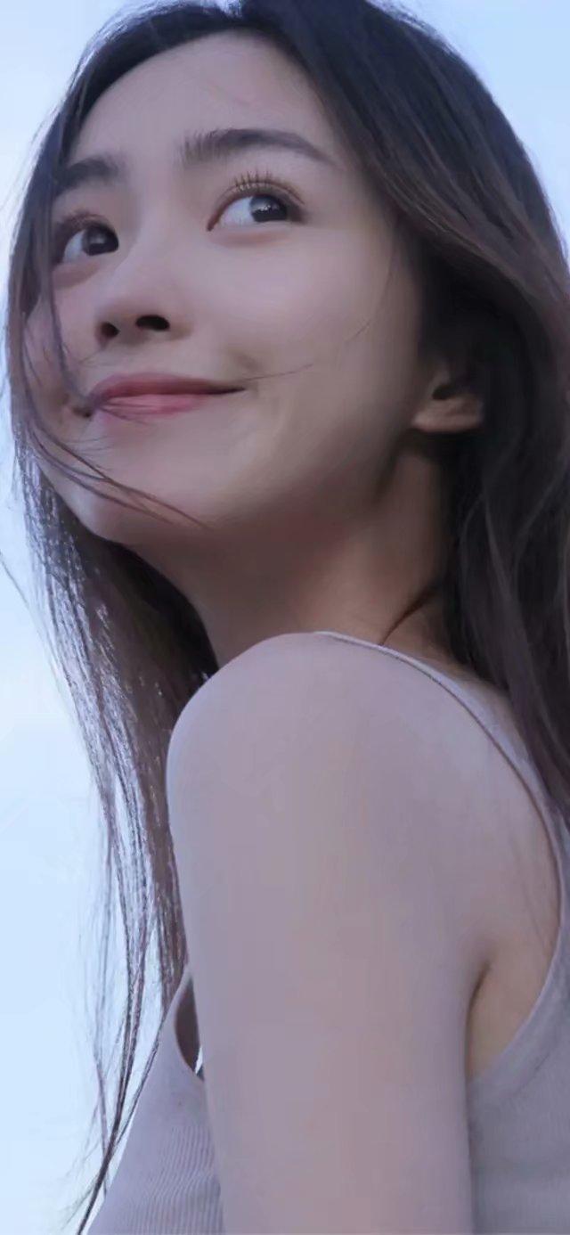 阳光下的微笑，温暖如春日暖阳。😊🍎🌴
