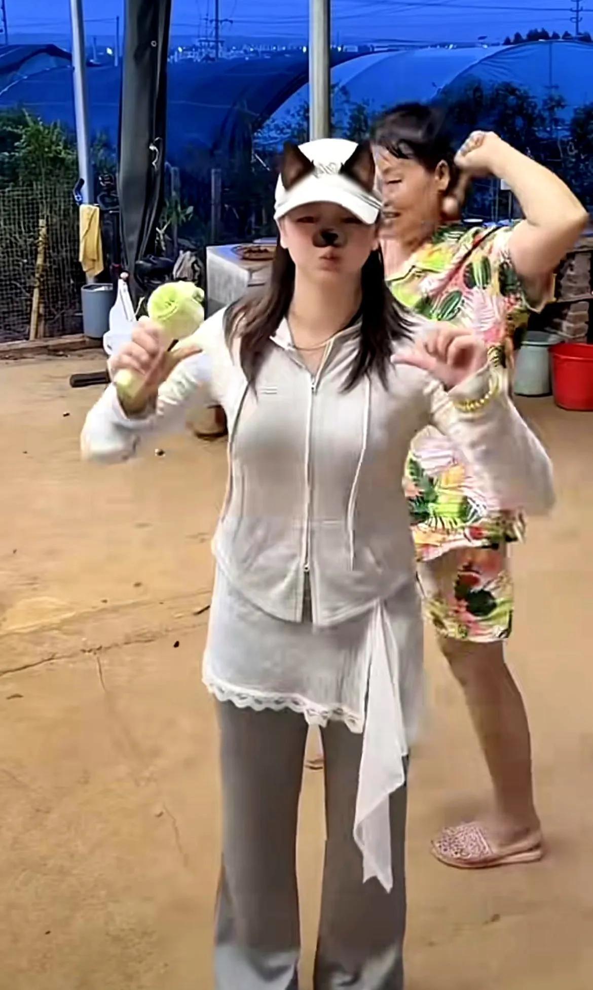 全红婵悄悄回广东老家了穿着一身普通的灰色运动服，在自家门口旁若无人地跳着搞怪舞蹈