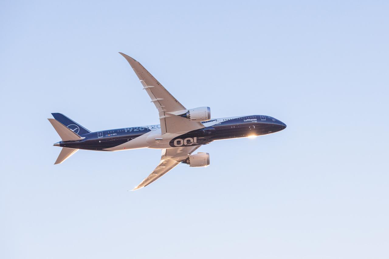 近日，汉莎航空表示，该公司100周年纪念涂装的波音787-9飞机将于2025年底