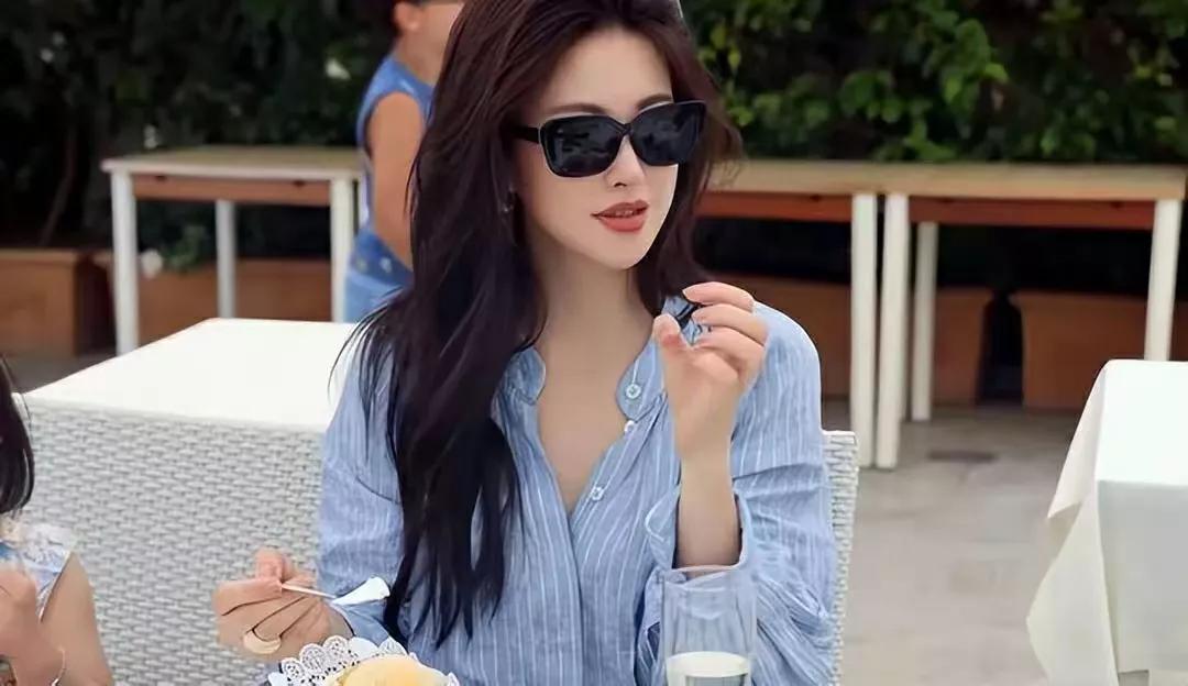 朱珠母女意大利街头随拍：一条亚麻裙焊死慵懒高级感，氛围感拉满文艺片朱珠在社交平