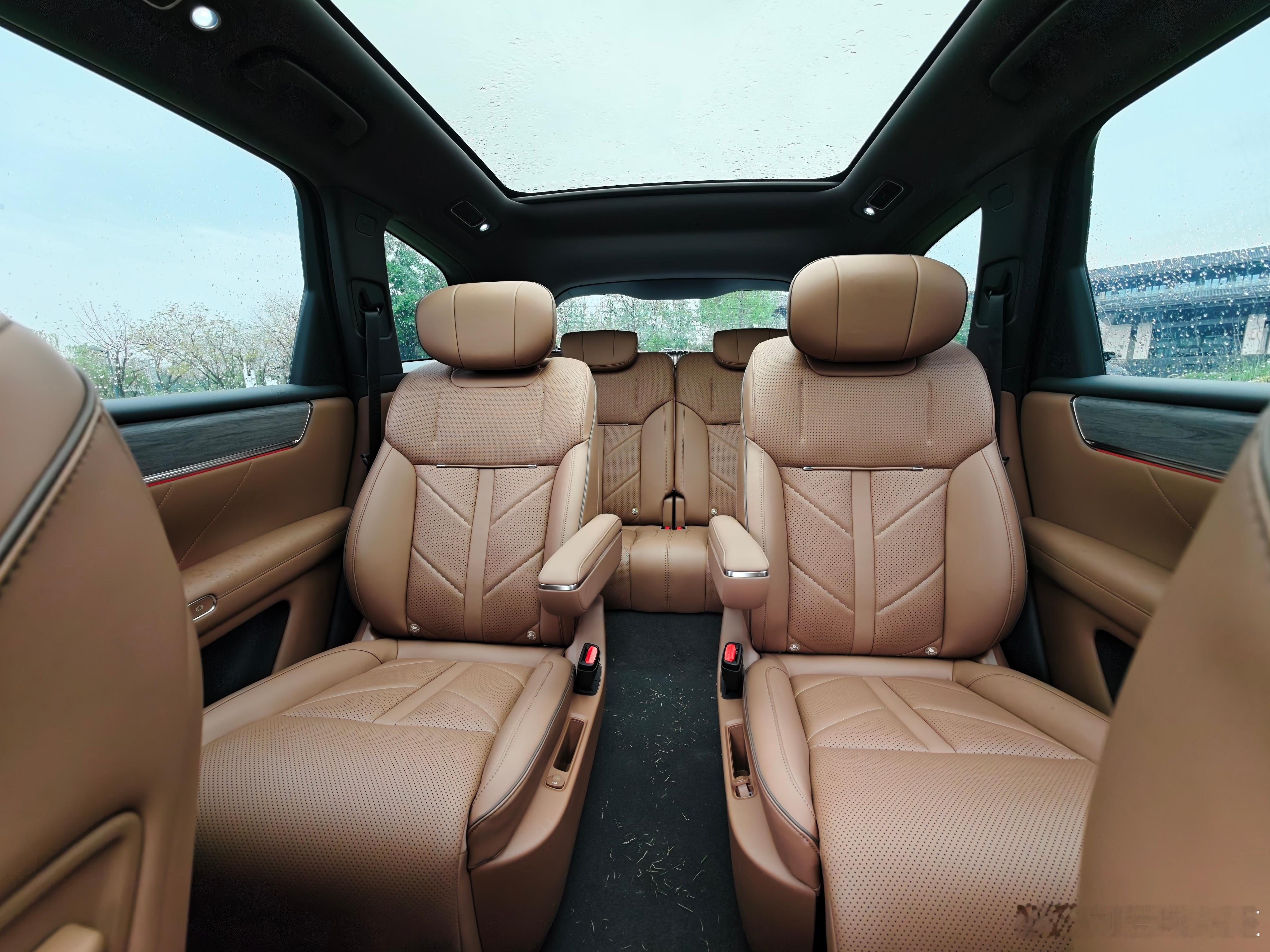 今天初尝华境S外观实车非常有体量感有华为赋能的智驾在成都这么堵的高峰期依然