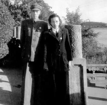 1949年南京解放后，一位贵妇走到南京总统府前，对哨兵说道：“我是陈修良，我想见