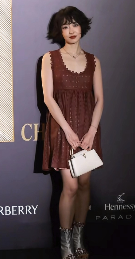 宋茜短发造型，宋茜的眼神还是那么灵，俏皮有活力的洋娃娃。百变宋茜，宛如一只高贵的