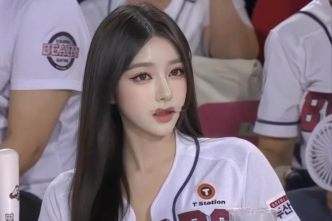 一名韩国小姐姐看棒球比赛上大屏了。