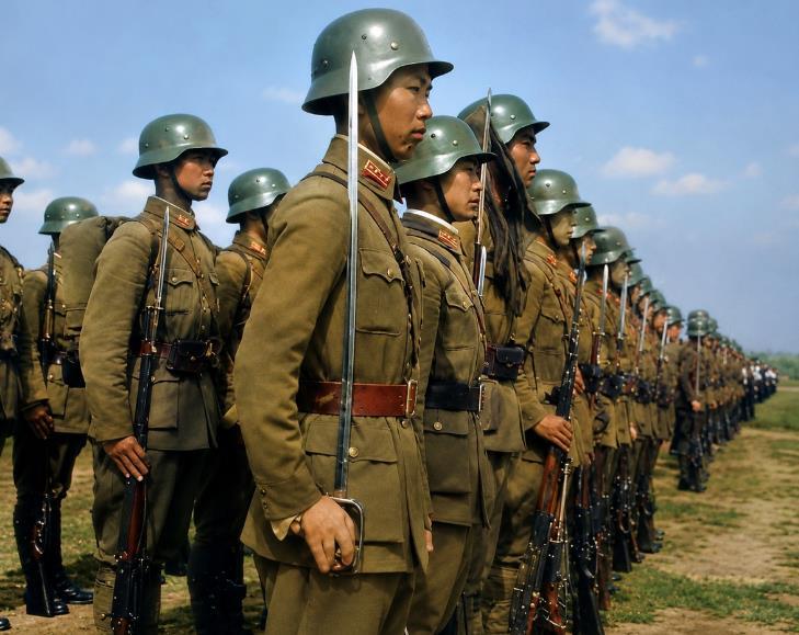 中国抗战老照片里的“德国钢盔”：德国造的武器，为什么戴在中国士兵头上打日本？很