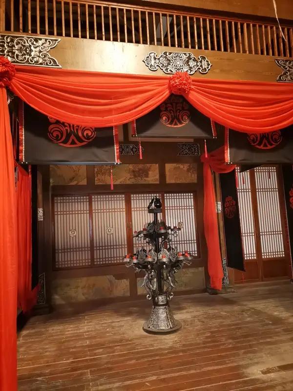 我超爱看奇幻恐怖类韩剧！像Netflix的《鬼谜东宫》就很带感。它就像个大杂烩，