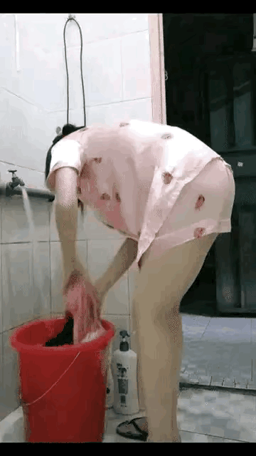 没有洗衣机的年代，经常这样洗衣服，你们呢，这样洗过吗？