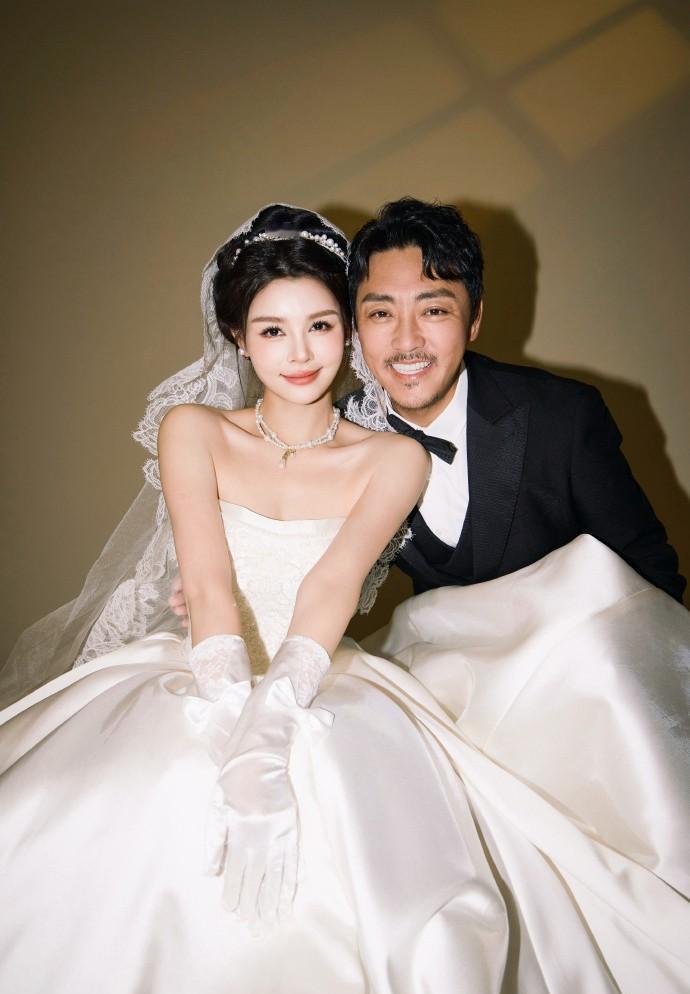 46岁才结婚，他等来了最对的人。赵达的结婚证照片里，白衬衫的领子挺括，他笑得眼