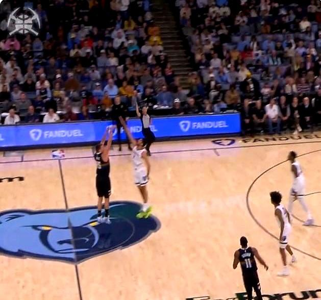 约基奇的超远压哨三分又来了第三节剩1秒左右，约基奇中线附近接球命中压哨三
