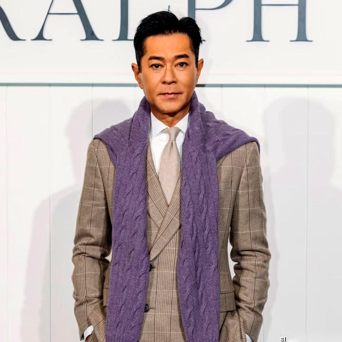 听了个事儿，人都麻了。卢海鹏老爷子做心脏手术，是古天乐掏的钱。这还不算完，连着