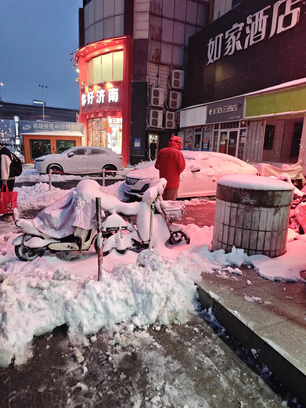 济南的这场暴雪真是很暴，明天学校都发通知停课了，我们公司的大群依旧死一般的寂静，