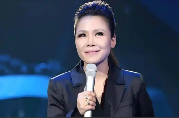 2000年，田震跟音乐制作人张卫宁相恋九年，张卫宁跟他求婚，却被她直接拒绝了。张