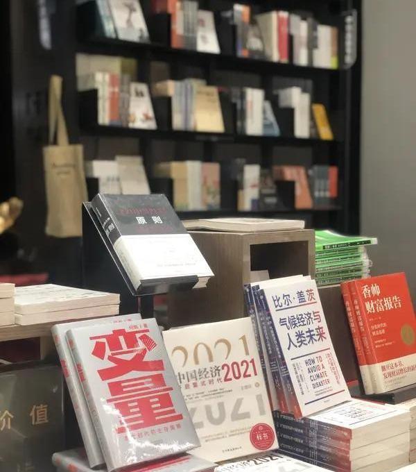“博士”俩字，现在像块烫手山芋。一边是国家砸钱喊“缺高端人才”，一边是实验室里