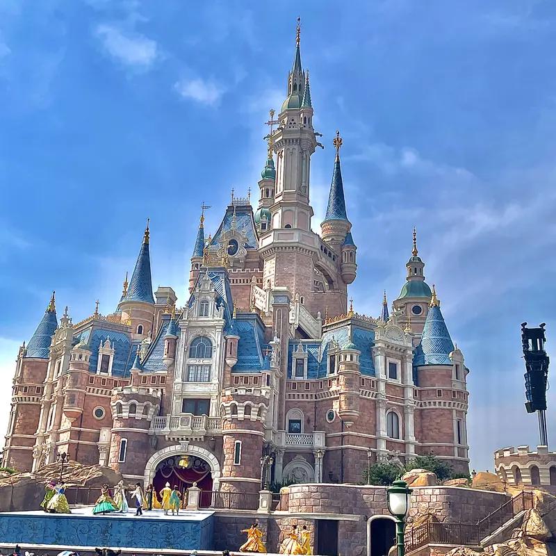 上周老家表姐带孩子来上海，朋友圈晒了迪士尼定位。我刷到时心里“咯噔”一下——