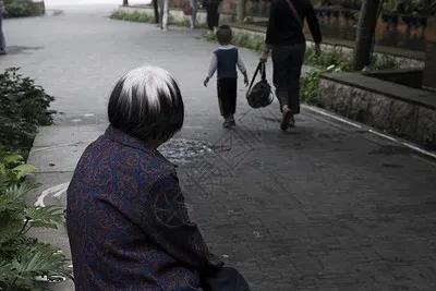 人，为什么你爱自己的孩子胜过爱自己的父母百倍？一代一代都是这样过来的，父母如此