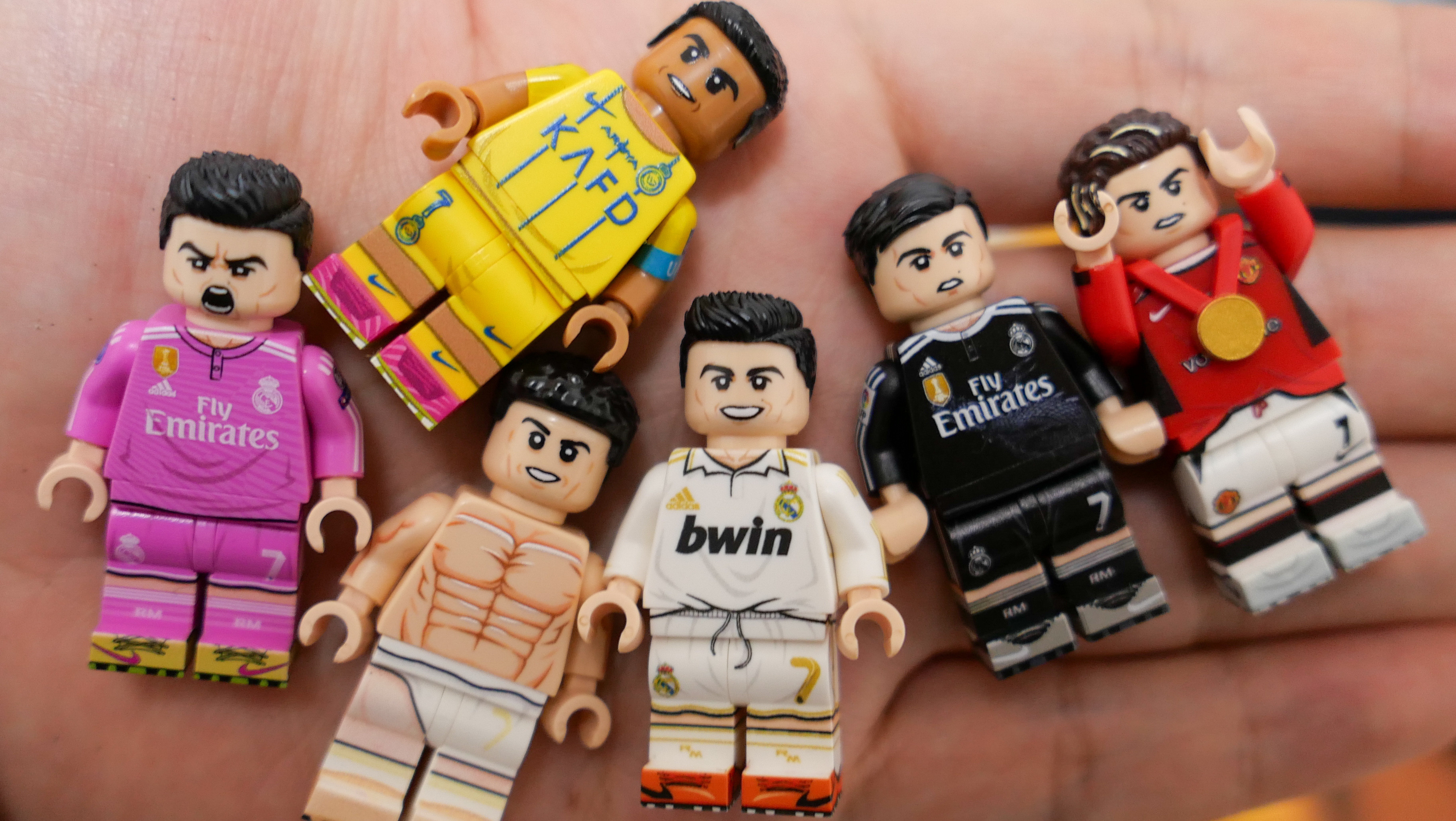 一把C罗和一把梅西，从乐高人仔的角度，那边更胜一筹？