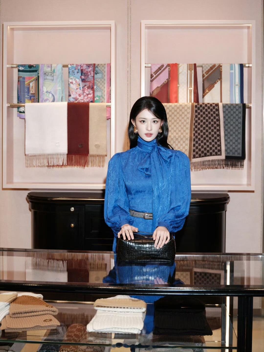 蓝色礼裙秀好身材——王楚然。