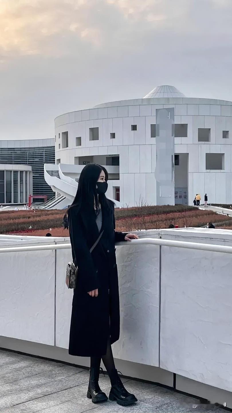 冬至暖胃又暖心今早在食堂吃早餐，大姐笑盈盈地端来一碗饺子：“冬至快乐，免费的